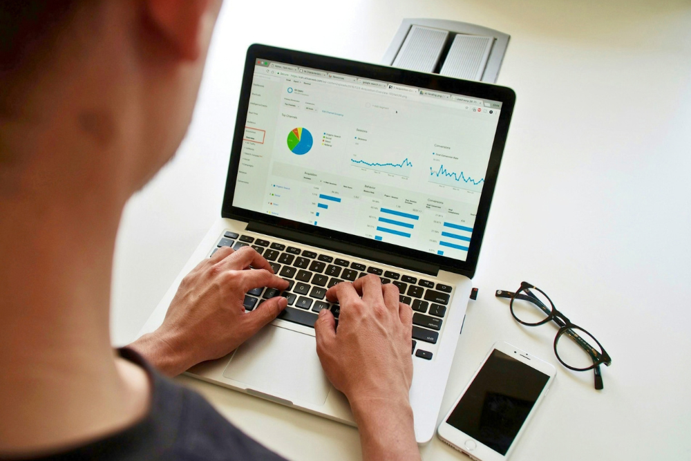 Signs Your Restaurant Needs to Hire a Social Media Manager- Article-3
